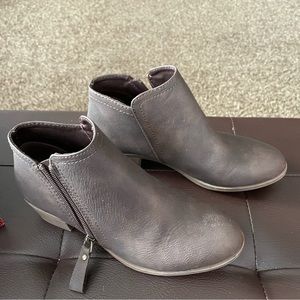 Arizona Jean Co booties. Chocolate. NWT. SZ 7. $12